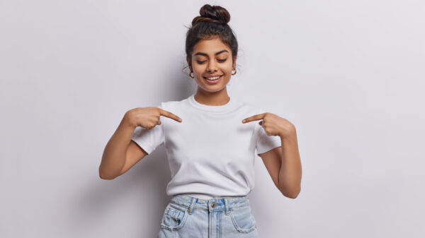 mulher usando blusa branca em um fundo também branco
