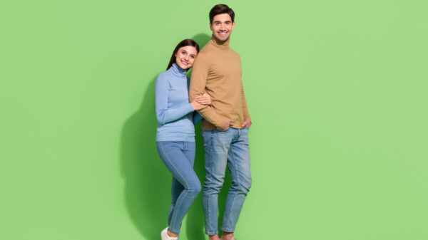 casal abraçado em fundo verde