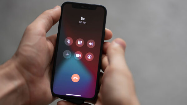 mão segurando um celular ligando para ex