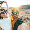 casal hetero felizes viajando no deserto