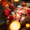amigos sentados na mesa durante a ceia de natal