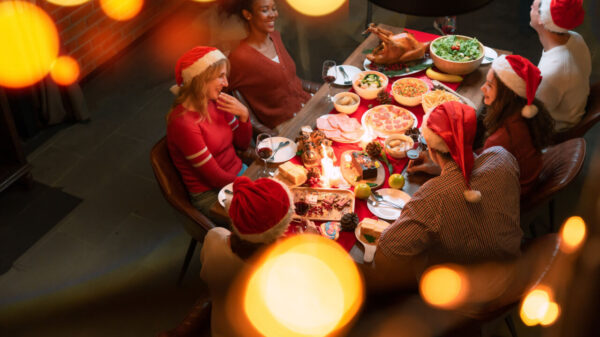 amigos sentados na mesa durante a ceia de natal
