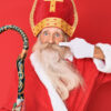 homem velho vestido de papai noel em fundo vermelho
