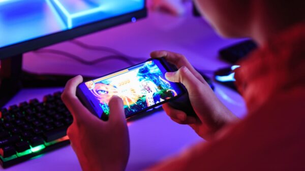 rapaz jogando online no celular em um setup gamer