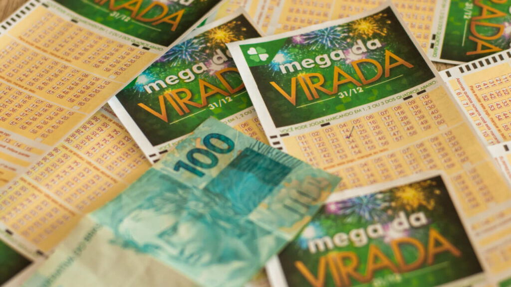 papéis de aposta em mega da virada junto com uma nota de cem reais