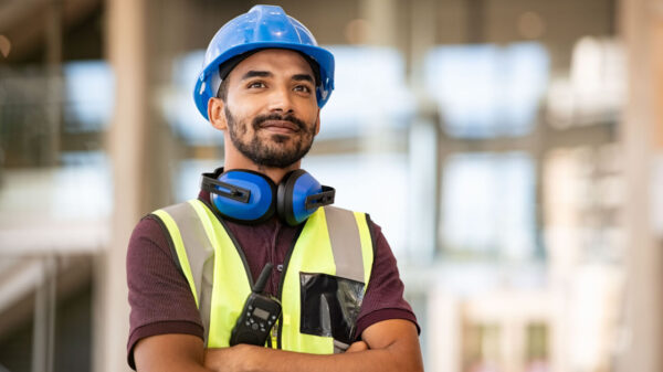 homem trabalhando em obra