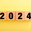 Blocos de madeira formando o número "2024".