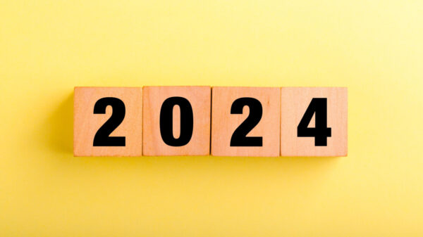 Blocos de madeira formando o número "2024".