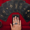 cartas de tarot distribuídas em cima de uma mesa com uma toalha vermelha