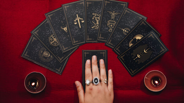 cartas de tarot distribuídas em cima de uma mesa com uma toalha vermelha