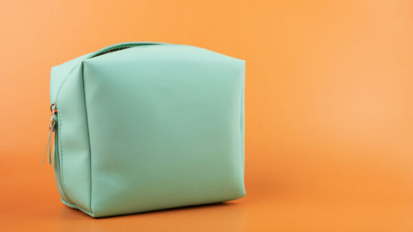 necessaire verde em fundo laranja