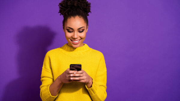mulher com celular na mão