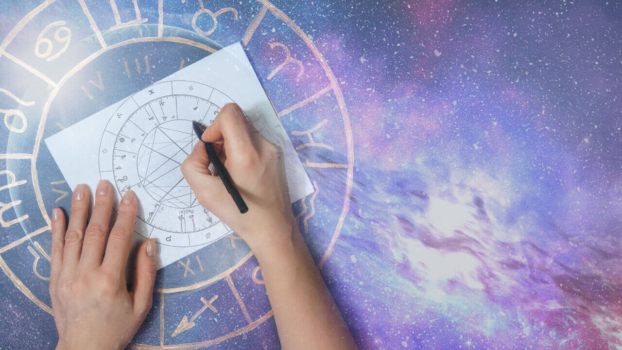 Astrólogo calculando um mapa natal e fazendo uma previsão do destino. Conceito de astrologia, adivinhação, ocultismo, esoterismo e previsões.