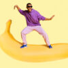 Homem voando e dançando em cima de uma banana gigante, isolado em um fundo de cor amarelo pastel.