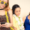 meninas tristes com o fim do carnaval