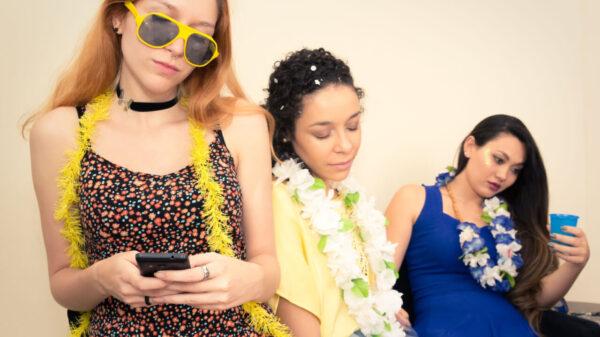 meninas tristes com o fim do carnaval