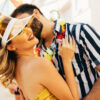 homem beijando o rosto de uma mulher e ambos estão fantasiados para o carnaval