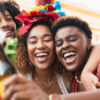 amigos curtindo a folia do carnaval