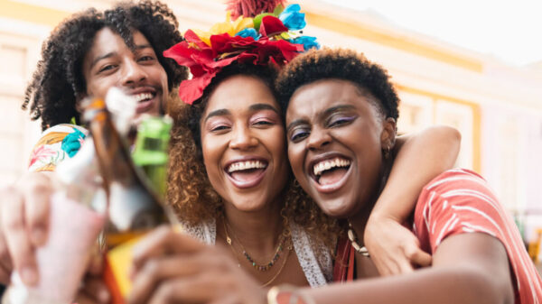amigos curtindo a folia do carnaval