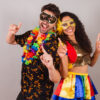 casal heterossexual fantasiado para o carnaval em fundo cinza