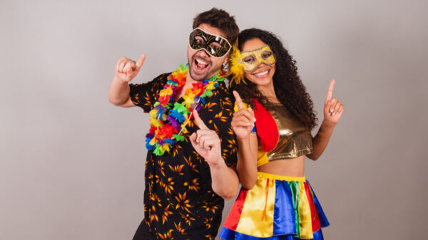 casal heterossexual fantasiado para o carnaval em fundo cinza