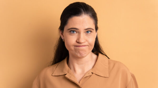Mulher infeliz, com expressão de rosto triste, em um estúdio. Conceito de frustração, infelicidade e problema.
