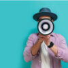 Retrato de um homem segurando um megafone. Conceito de comunicação.