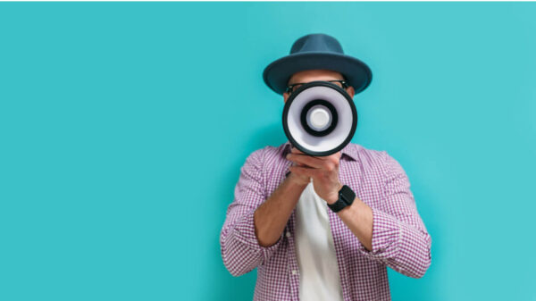 Retrato de um homem segurando um megafone. Conceito de comunicação.