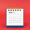 calendário do mês de março em fundo vermelho