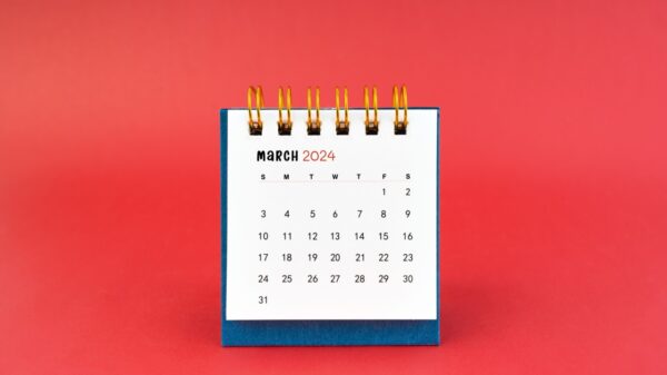 calendário do mês de março em fundo vermelho