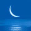 imagem da lua próxima ao horizonte do mar