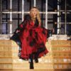 fotografia da cantora madonna em cima de um palco em formato de escada dourada