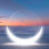 montagem da lua minguante encostando em um mar e ao fundo o sol se pondo