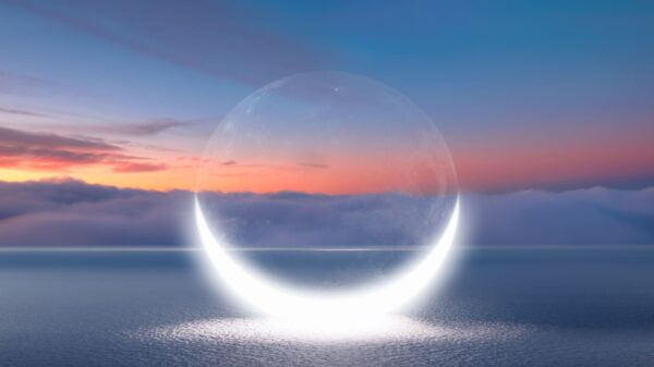 montagem da lua minguante encostando em um mar e ao fundo o sol se pondo