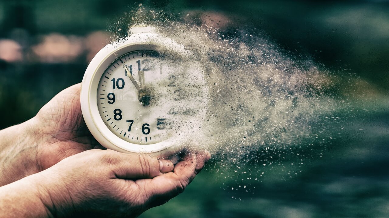 montagem de uma mão esticada segurando um relógio que está virando pó e indo para a direita