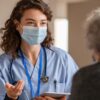 fotografia de uma médica usando máscara