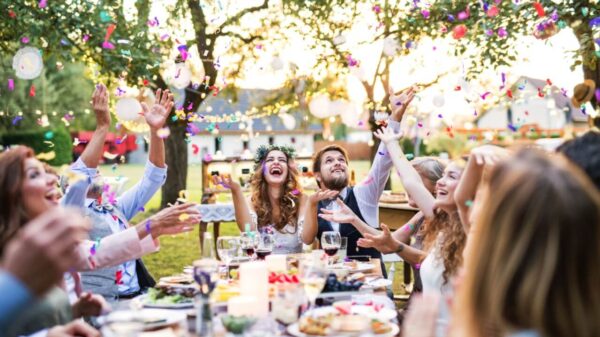 fotografia da festa de casamento com foco nos noivos