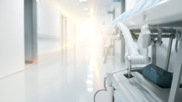 Hospital todo branco iluminado
