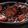 fotografia de uma panela cheia de feijoada
