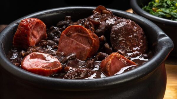 fotografia de uma panela cheia de feijoada