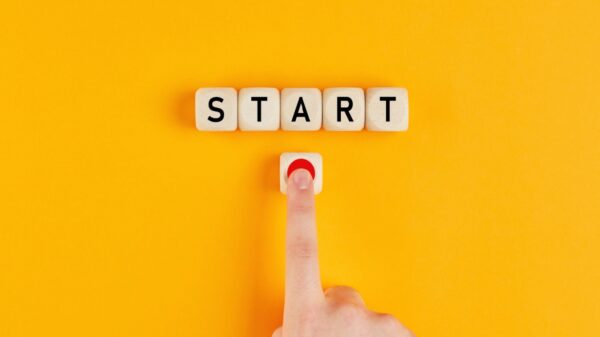 letras formando a palavra start em fundo amarelo