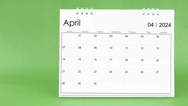 Calendário de mesa de abril de 2024 isolado em um fundo de cor verde.