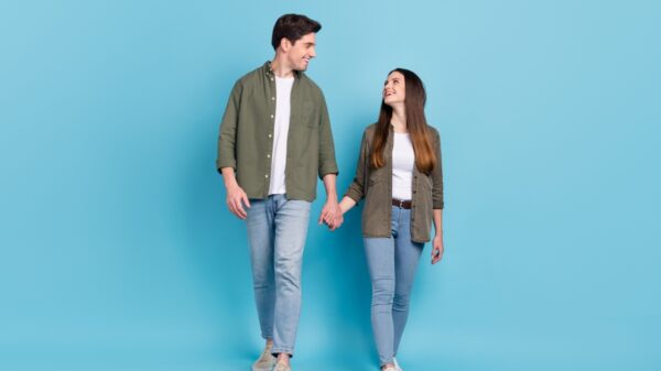 casal andando de mãos dadas em fundo azul