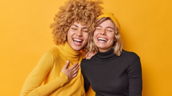 amigas sorrindo com vibe otimista