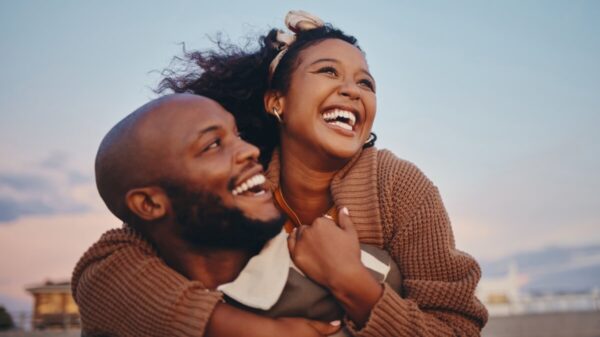 casal rindo com por do sol ao fundo