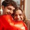 casal se abraçando com um balão de coração