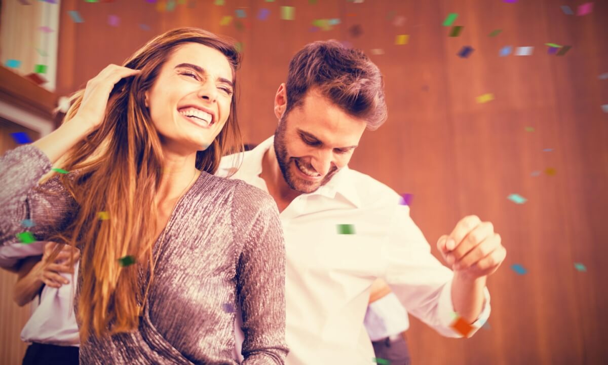 casal rindo e dançando