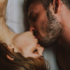 homem e mulher se beijando