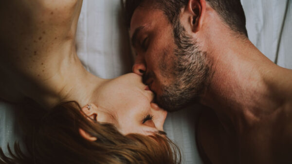homem e mulher se beijando