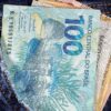 bolso cheio de notas altas de dinheiro